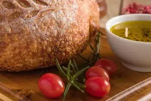 Olivenöl-Dip mit Kräutern und Brot zum Eintauchen