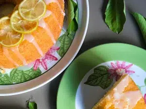 Olivenöl-Zitronenkuchen mit Zitronenglausur auf einem Teller